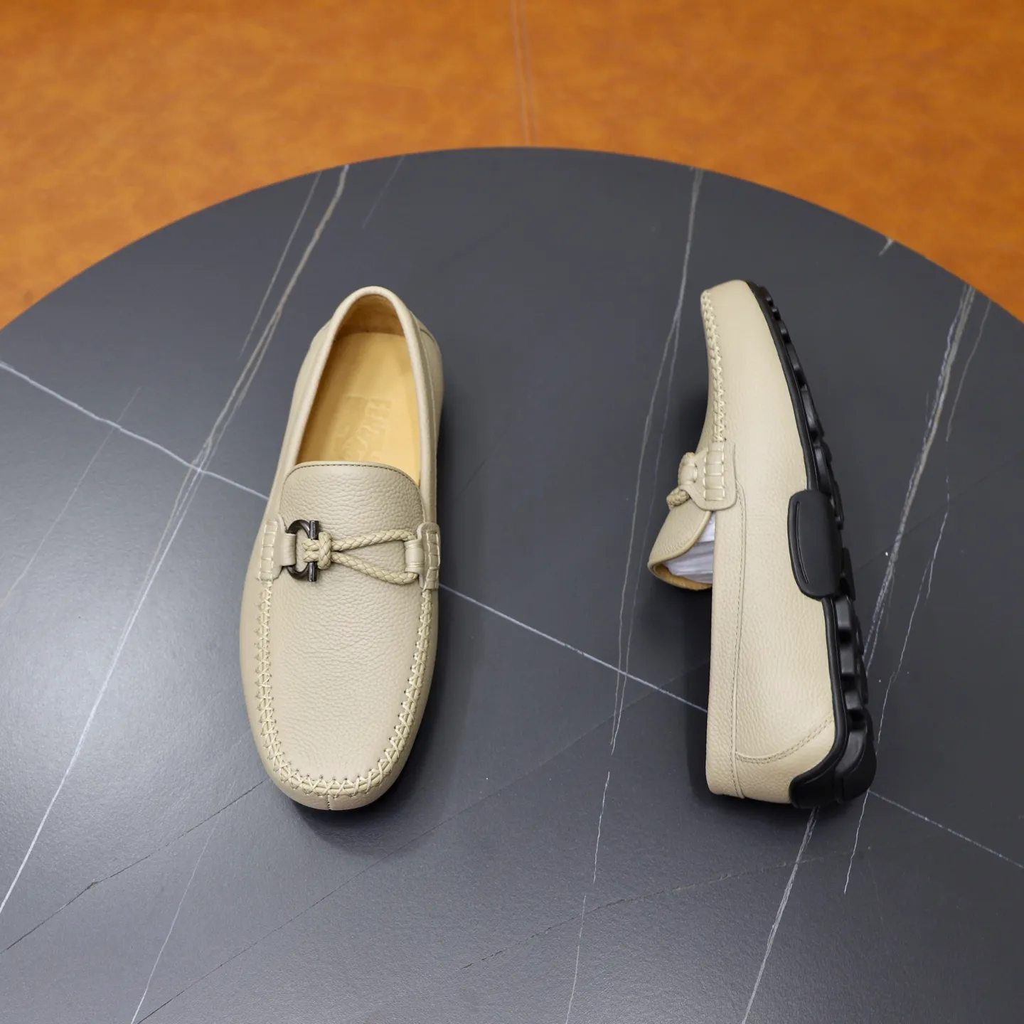 Ex-factory price: 480💰🙅‍♂️🙅‍♂️🙅‍♂️Niuli Brand: Ferragamo Standard code: Men's code 38/44 (45 customized) Grade: Same as the official website Material: Original imported cowhide leather lining Original wear-resistant lightweight outsole Style category: Men's casual slip-on shoes Bean shoes Distinguished luxury brand elements top luxury Color: actual picture color